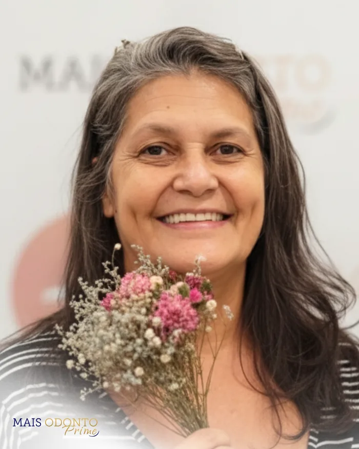 Paciente da Mais Odonto Prime sorrindo após o tratamento